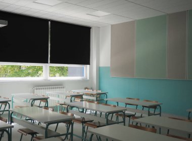 Boş koltuklu konferans odası. İş semineri eğitimi. Modern yeni okul. Beyaz mobilyalar. Karartma perdeleri ya da perdeleri olan büyük pencereler. Boş okul sınıfı. Mobilya ve okul ekipmanları.