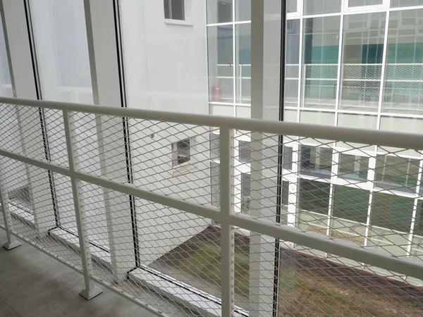 프레임 학생들의 안전을 철조망 새로운 창문에서 반대쪽 창문으로 시야를 바라본다 — 스톡 사진