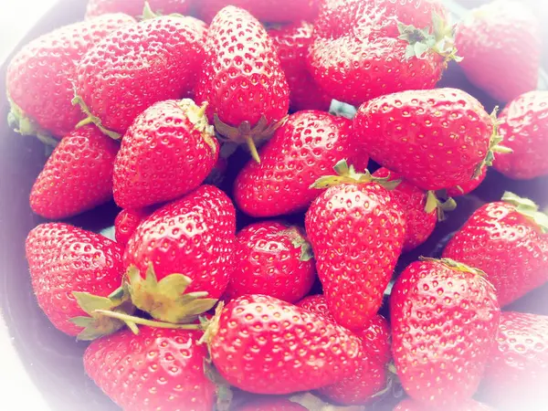 Erdbeeren Auf Einem Teller Holzgrund Dunkle Keramikgerichte Und Köstliche Rote — Stockfoto