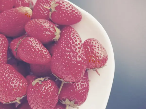 Morangos Uma Chapa Fundo Cinza Pratos Brancos Deliciosos Morangos Jardim — Fotografia de Stock