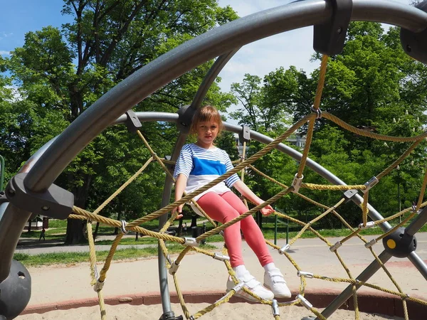Vonzó Kislány Kültéri Játszótéri Felszereléssel Egy Lány Játszótéren Egy Hétéves — Stock Fotó