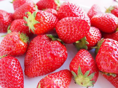 Çilekli. Çilek arkaplanı. Lezzetli, olgun, büyük, kırmızı, bahçe çileği meyveleri. Sağlıklı yiyecekler, vitaminler ve vejetaryen diyeti. Yiyeceklerle yaşam. Uzayı kopyala Düz yatıyordu.