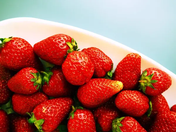 Erdbeeren Auf Einem Teller Weißer Hintergrund Weiße Gerichte Und Köstliche — Stockfoto