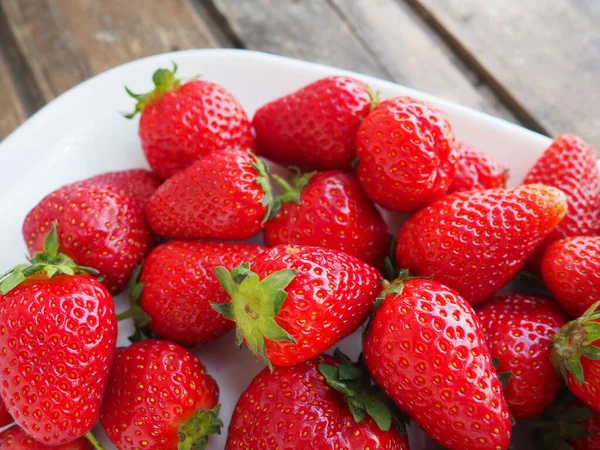 Fresas Plato Fondo Madera Platos Blancos Deliciosas Fresas Rojas Jardín — Foto de Stock