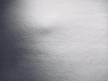 Gradyanı olan gri gri bir arkaplan. Metalik parıltılı açık renkli kağıt. Arkaplan.