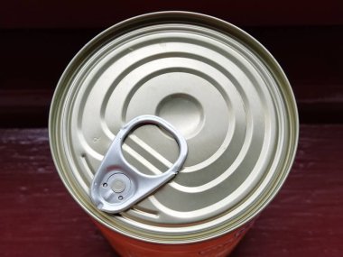 Şişe açacağıyla konserve yiyecek kapağı. Kanca metali kolayca açılabilir..