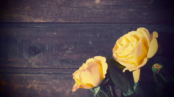 Yellow Roses Wooden Background Beautiful Bouquet Roses Dark Wooden Table — Stock Photo, Image