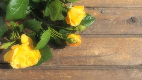 Yellow Roses Wooden Background Beautiful Bouquet Roses Dark Wooden Table — Stockfoto