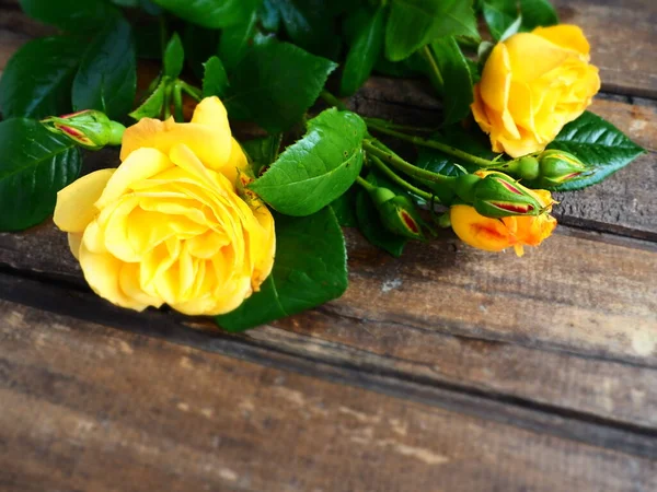 Yellow Roses Wooden Background Beautiful Bouquet Roses Dark Wooden Table — Stock Photo, Image