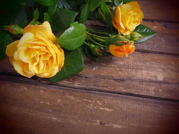 Желтые Розы Деревянном Фоне Букет Трех Блюд Темном Деревянном Столе — стоковое фото