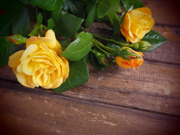 Yellow Roses Wooden Background Beautiful Bouquet Roses Dark Wooden Table — Stockfoto