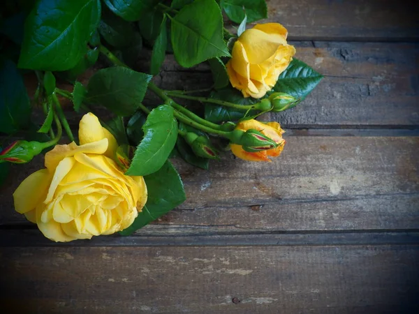 Yellow Roses Wooden Background Beautiful Bouquet Roses Dark Wooden Table — Stok fotoğraf