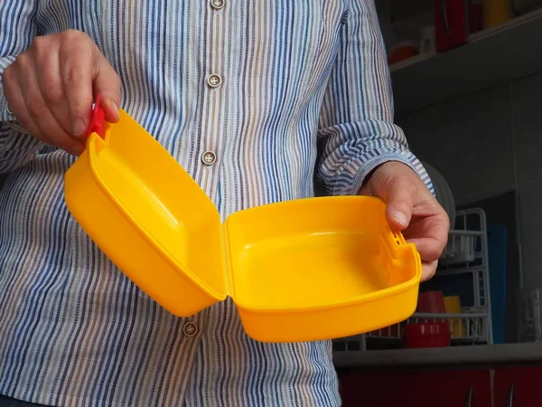 Female Hands Hold Yellow Open Plastic School Lunch Container Packaging — Stockfoto