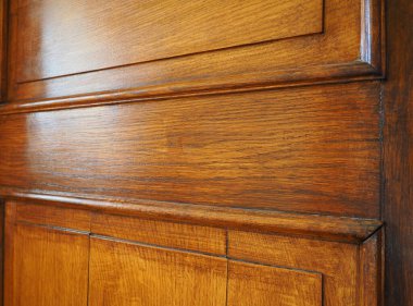 Yenileme konsepti, marangozluk parçaları ve ahşap ürünler. Ahşap koruması için sıvı leke. Pahalı ahşap ön kapı.