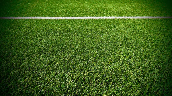 選手権サッカー場 緑の芝生の上のサッカー場のマーキング 白い線だ サッカー場エリア エッジの周りにダークヴィネット — ストック写真