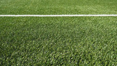 Şampiyonluk için futbol sahası. Yeşil çimlerin üzerindeki futbol sahasının işareti. Beyaz çizgi. Futbol sahası