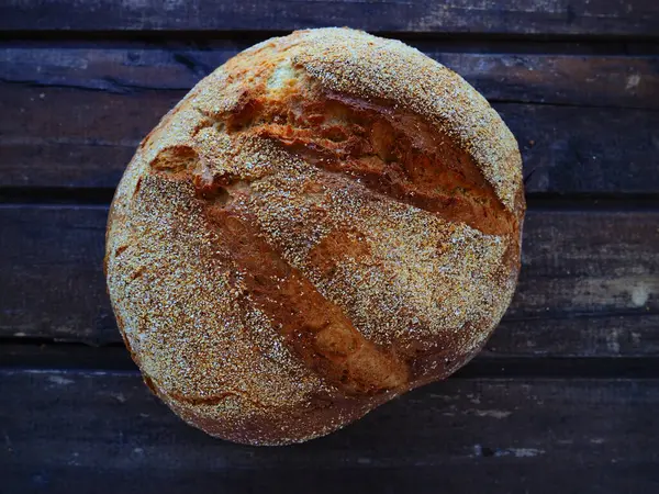 Widok Góry Okrągły Chleb Pyszny Świeży Chleb Kukurydziany Posypką Starym — Zdjęcie stockowe