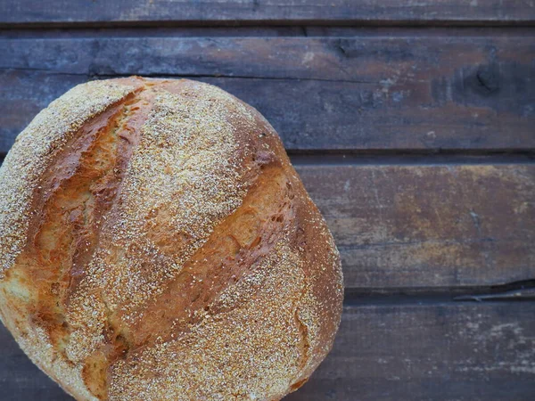 Widok Góry Okrągły Chleb Pyszny Świeży Chleb Kukurydziany Posypką Starym — Zdjęcie stockowe