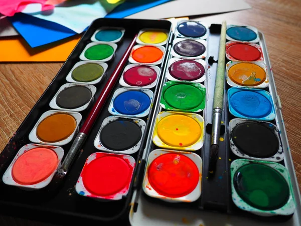 Набор Акварелей Разных Цветов Рисования Разноцветные Круглые Контейнеры Яркой Краской — стоковое фото