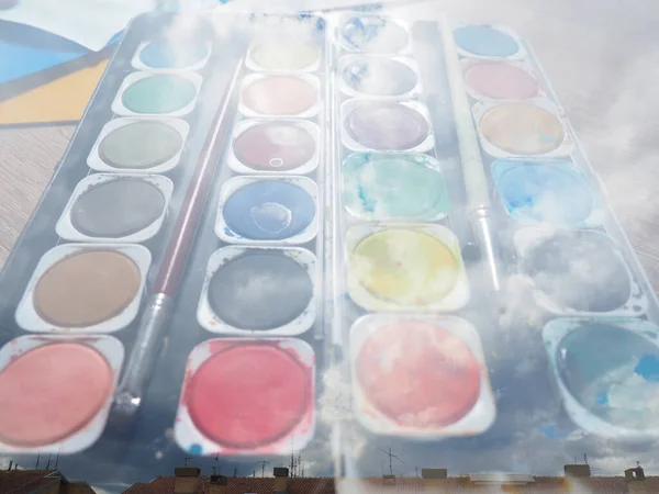 絵画のためのさまざまな色の水彩画のセット 明るい塗料と多色の丸コンテナ 描画のレッスンのためのツール 二重構成 雲と空 雲の絵だ コラージュ — ストック写真