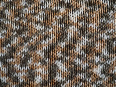 Örgü ya da örgü bezi. Tarz olarak örgü örmek, sakız örmek. Beyaz, gri, kahverengi, bej iplikler. Dalgalanma deseni. Yapışkan makine.