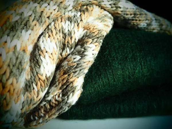 ニットの服を 気軽に折り畳まれた リップルポリエステルと緑のウールセーター 暖かい冬服のアイテム ニットスタイルのニットガム 高品質の写真 — ストック写真