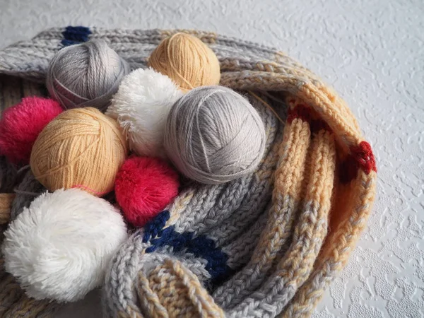 白灰色の背景に暖かいスカーフの角度 趣味で編み物 ベージュ グレー レッドベスターとウール糸 — ストック写真