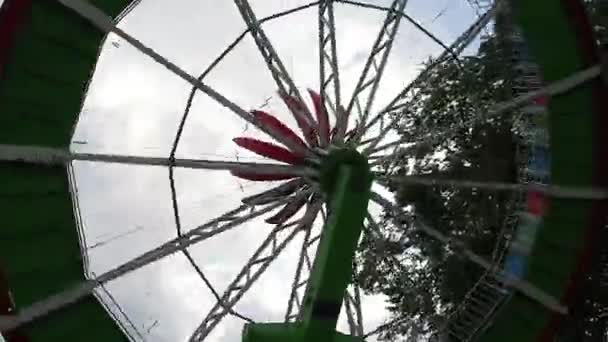 Atracción de entretenimiento Sorpresa en el parque de recreación y entretenimiento. Niños y adultos montan en el carrusel. Una plataforma en ángulo. La gente disfruta de las emociones, Giros y movimiento de la rueda — Vídeo de stock