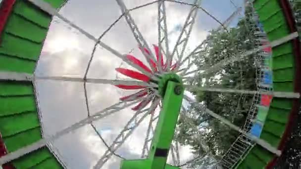 Entertainment attraction Surprise in the park of recreation and entertainment. Children and adults ride the carousel. An angled platform. People enjoy emotions, Turns and movement of the wheel — Stock Video