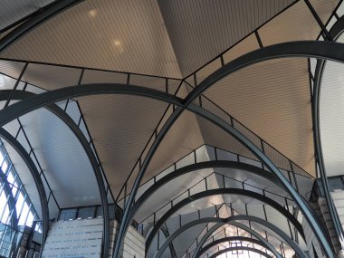 İstasyonun kemerleri ve kemerleri. Büyük bir binanın çatısının altındaki metal yapılar. İnşaat destek ve kirişleri. Gotik kemerler içeride.