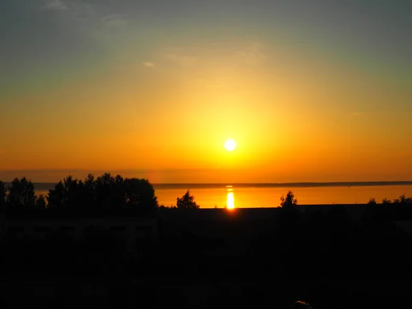 卡累利阿奥涅加湖畔的一个美丽的黎明在金色的薄雾中 太阳升起在地平线之上 在水面上留下了一条发光的路径 — 图库照片
