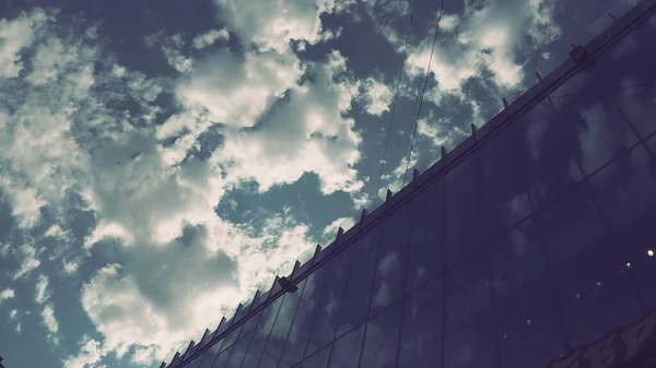 Cielo Fachada Cristal Del Edificio Reflejo Del Cielo Azul Nubes —  Fotos de Stock
