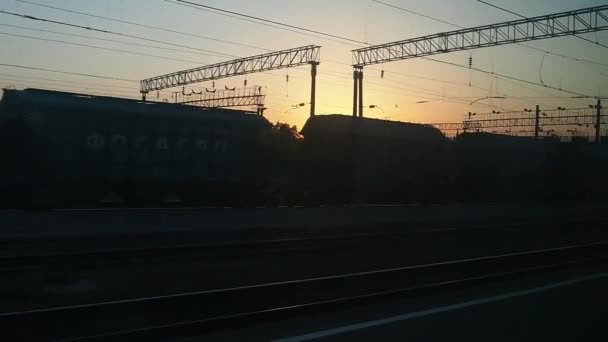 Svir, Ekim Demiryolu 'nun merkez tren istasyonu. Leningrad bölgesinin Podporozhsky bölgesinde, Nikolsky şehrinin yerleşim bölgesinde. Trenler ve arabalar. Akşam ve gün batımı. — Stok video
