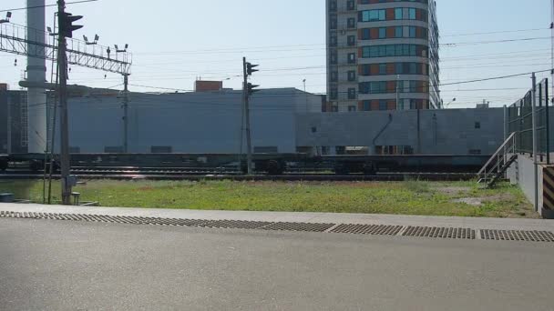 Szentpétervár, Oroszország, 2021. június 23. Vasúti szállítás. A kocsik és a rakodófelületek a sínekre mennek. Egy üres vonat megy az állomásra berakodni. Vasút a városban. A főváros külvárosa. — Stock videók
