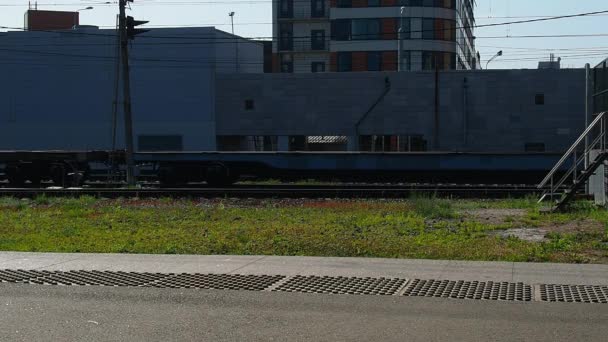 Petersburg, Rosja, 23 czerwca 2021. Transport kolejowy. Samochody i platformy towarowe wjeżdżają na tory. Pusty pociąg jedzie na stację do załadunku. Kolej w mieście. Przedmieścia stolicy. — Wideo stockowe
