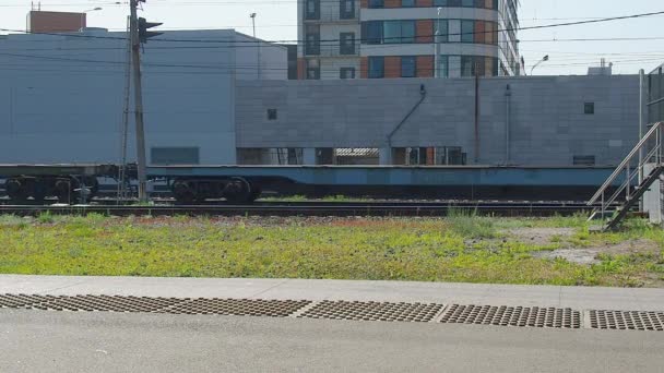 São Petersburgo, Rússia, 23 de junho de 2021. Transporte ferroviário. Carros e plataformas de carga vão para os trilhos. Um comboio vazio vai para a estação para carregar. Ferrovia na cidade. Subúrbio da capital. — Vídeo de Stock