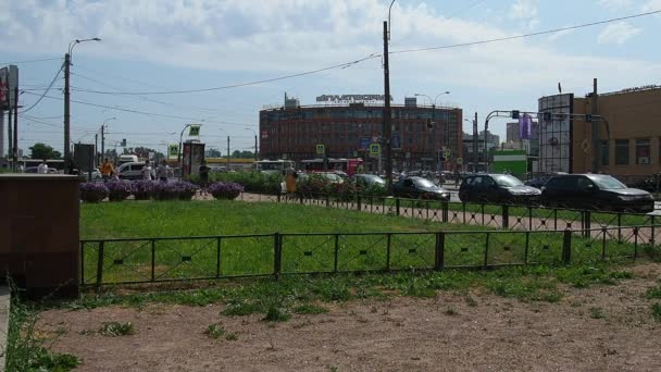 Sankt Petersburg, Ryssland, 23 juni 2021. Folk går på trottoaren. En storstads liv. Trafikbilar, bussar, bilar. En folkmassa rör sig längs vägen. Sommar, dag, soligt väder. — Stockvideo