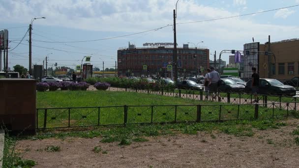 Sankt Petersburg, Ryssland, 23 juni 2021. Folk går på trottoaren. En storstads liv. Trafikbilar, bussar, bilar. En folkmassa rör sig längs vägen. Sommar, dag, soligt väder. — Stockvideo