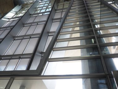 Duvarları camla kaplıyor. Yüksek tavan. İçi cila kaplı. Çok fazla ışık alan büyük pencereler. Halka açık yerlerin dekorasyonu, tren istasyonları, alışveriş merkezleri. Metal bağlar ve destek kirişleri.