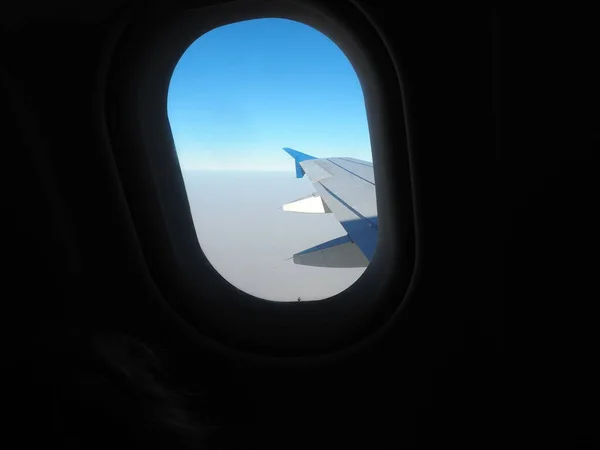 Plane Window Porthole Which You Can See Plane Wing Blue — Stock Photo, Image