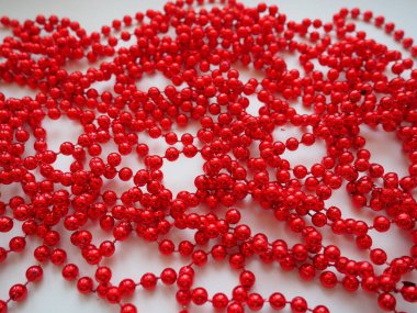 Kırmızı boncuklar. Dekoratif dekorasyon. Kadın mücevherleri. Güzel parlak kırmızı boncuklar. Moda arkaplanı