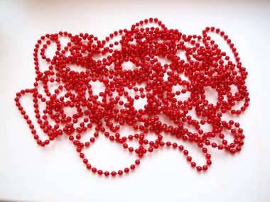 Kırmızı boncuklar. Dekoratif dekorasyon. Kadın mücevherleri. Güzel parlak kırmızı boncuklar. Moda arkaplanı