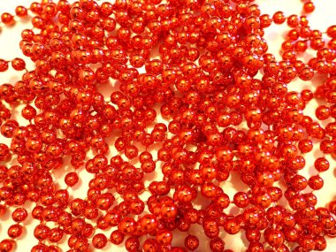 Kırmızı boncuklar. Dekoratif dekorasyon. Kadın mücevherleri. Güzel parlak kırmızı boncuklar. Moda arkaplanı