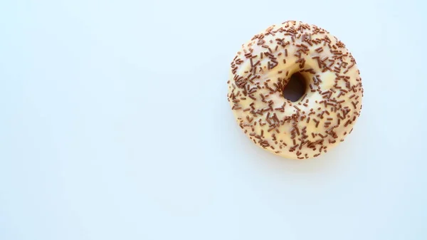 Donut Nahaufnahme Auf Blauem Hintergrund Köstlicher Kuchen Mit Vanillezucker Und — Stockfoto