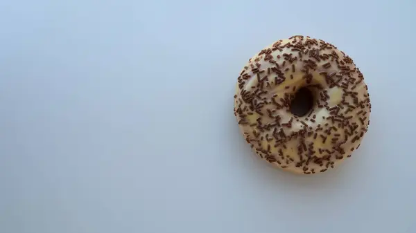 Donut Nahaufnahme Auf Blauem Hintergrund Köstlicher Kuchen Mit Vanillezucker Und — Stockfoto