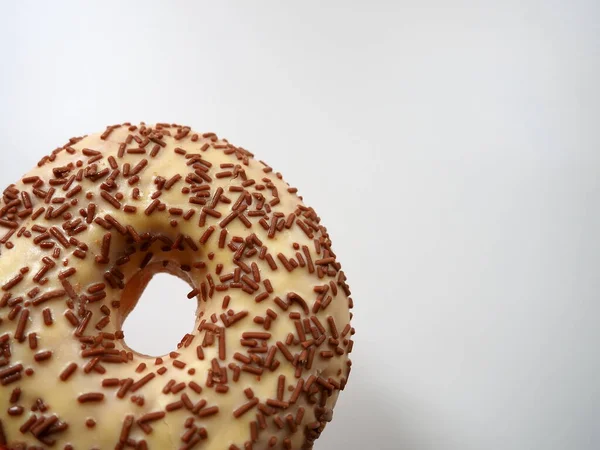 Donut Close Fundo Branco Bolo Delicioso Coberto Com Cobertura Baunilha — Fotografia de Stock