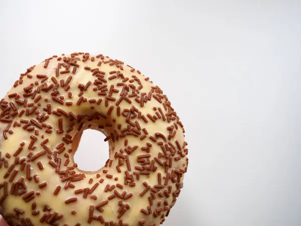 Donut Close Fundo Branco Bolo Delicioso Coberto Com Cobertura Baunilha — Fotografia de Stock