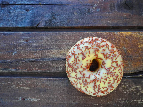 Donut Close Fundo Madeira Bolo Delicioso Coberto Com Cobertura Baunilha — Fotografia de Stock