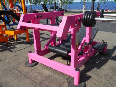 Petrozavodsk, Rusya 26 Haziran 2021. Açık hava spor simülatörleri. Halka açık bir yerde spor malzemeleri. Sağlıklı yaşam tarzı ve fiziksel kültür kavramı. Metal ve lastik parçalar..