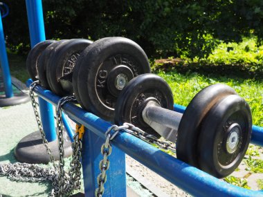 Petrozavodsk, Rusya 26 Haziran 2021. Açık hava spor simülatörleri. Halka açık bir yerde spor malzemeleri. Sağlıklı yaşam tarzı ve fiziksel kültür kavramı. Metal ve lastik parçalar..